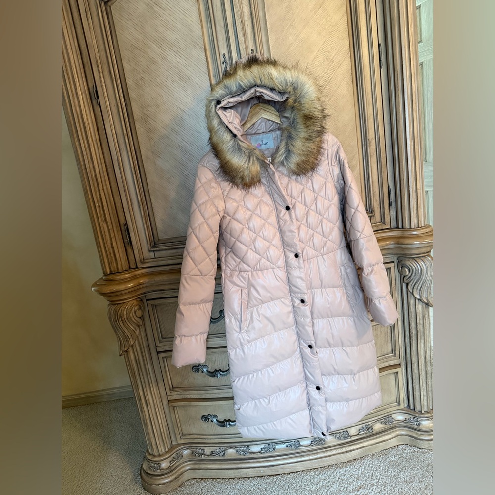 Elegant Quilted Puffer Coat with Faux Fur Hood